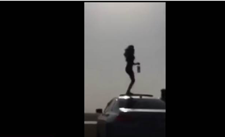 بالفيديو.. فتاة ثملة ترقص فوق السيارة في شوارع الرياض!